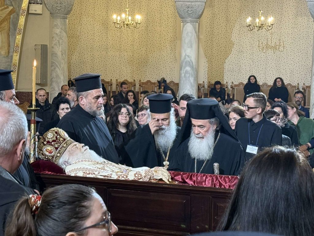 Ιεροσολύμων Θεόφιλος και Κύπρου Γεώργιος προσκύνησαν το σκήνωμα του Αρχιεπισκόπου Αλβανίας