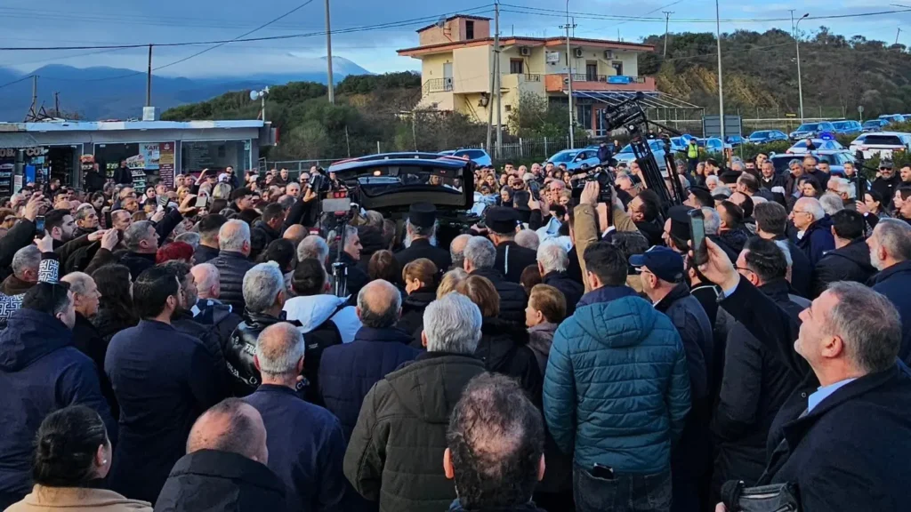 Ultimul drum spre Tirana al Arhiepiscopului Anastasie: Cortegiul întâmpinat de mii de credincioși la granița cu Grecia