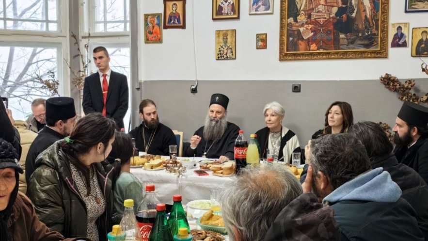 Патријарх Порфирије на Божићном ручку са бескућницима и корисницима Црквене народне кухиње ВДС