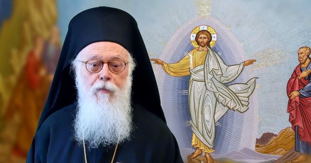 Trupi i pajetë i kryepiskopit Anastas mbërrin në Kakavijë/ Pritet nga qindra besimtarë