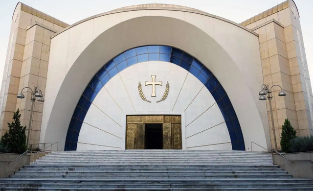 Detaje nga ceremonia mortore/ Pritja e trupit të Kryepiskopit në Katedralen “Ngjallja e Krishtit” në Tiranë