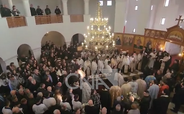 Meshë për Kryepiskopin në Gjirokastër/ Besimtarët i japin lamtumirën e fundit