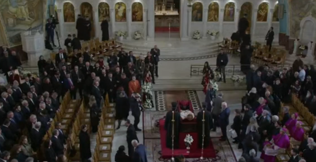 Politika, pjesë e homazheve për Kryepiskopin Anastas/ I jepet lamtumira Janullatos