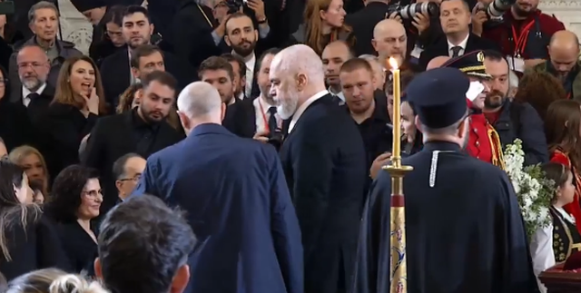 Rama mbërrin në Katedralen Ngjallja e Krishtit/ Homazhe për Kryepiskopin Anastas