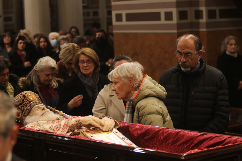 Πλήθος πιστών στη Μητρόπολη Αθηνών για τον μακαριστό Αρχιεπίσκοπο Αλβανίας Αναστάσιο – Έως τη Δευτέρα το λαϊκό προσκύνημα (ΒΙΝΤΕΟ – ΦΩΤΟ)