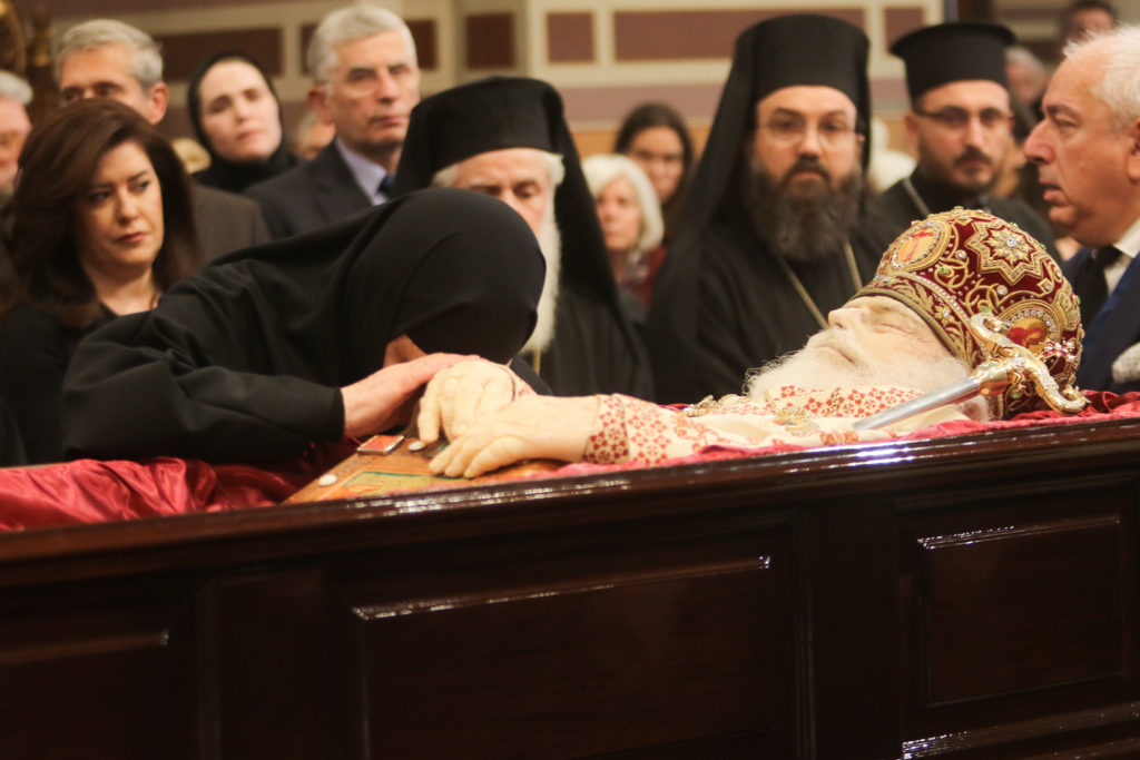 Έως τις 10 το πρωί στη Μητρόπολη Αθηνών το σκήνωμα του μακαριστού Αρχιεπισκόπου Αναστασίου – Δάκρυα ευγνωμοσύνης από χιλιάδες πιστούς