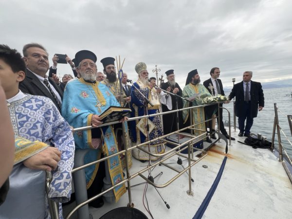 Στο παλιό λιμάνι της Κέρκυρας η κατάδυση του τιμίου Σταυρού και ο αγιασμός των υδάτων