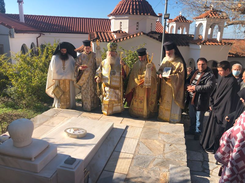 Ο Μητροπολίτης Κυθήρων Σεραφείμ προσκυνητής στον τάφο του Μητροπολίτη Χαλκίδος Νικολάου