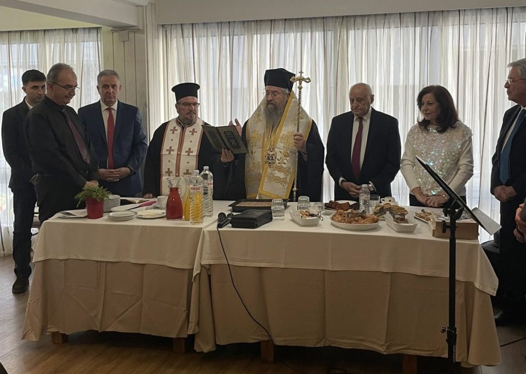 Η ευλόγηση της Αγιοβασιλόπιτας της Εταιρείας Λευκαδικών Μελετών από τον Μητροπολίτη Λευκάδος