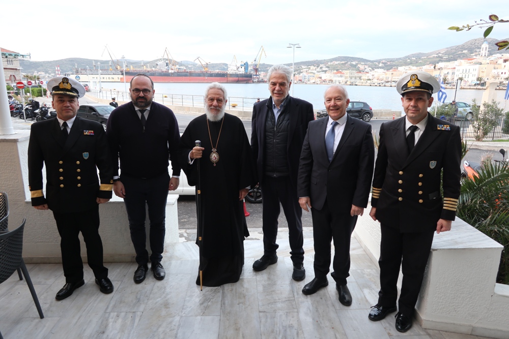 Τον Υπουργό Ναυτιλίας καλωσόρισε στην Ερμούπολη Μητροπολίτης Σύρου