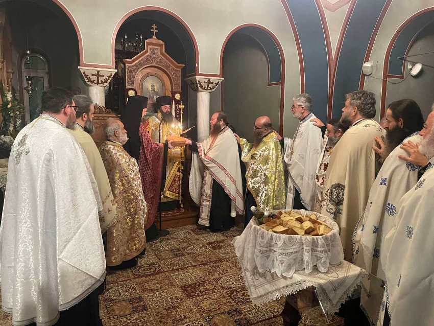 Αγρυπνία για την Παναγία Παραμυθία στο παρεκκλήσιο της Αγίας Φωτεινής στην Κόρινθο