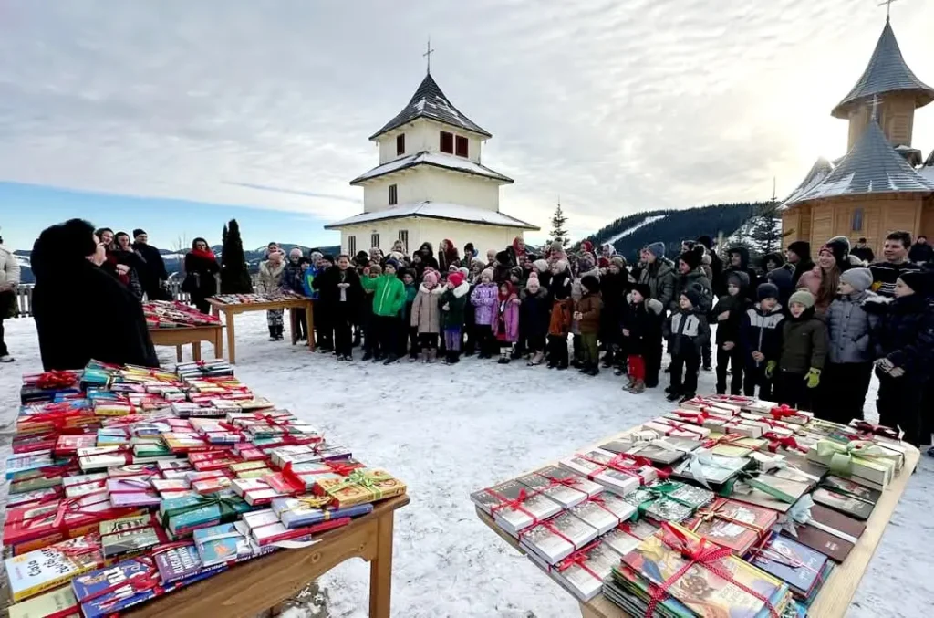 Copiii din trei cătune îndepărtate ale Sucevei au primit cărți de Ziua Culturii Naționale