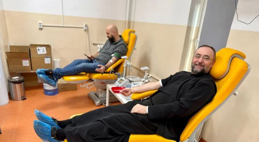 Ρουμανία: Εθελοντική αιμοδοσία από ιερείς από την πόλη Κλουζ-Ναπόκα