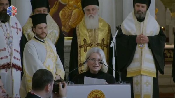 Επικήδειος λόγος της Ρωξάνης Γιαννουλάτου: “Ξέρετε πόσο αγάπησε τον αλβανικό λαό” (ΒΙΝΤΕΟ)