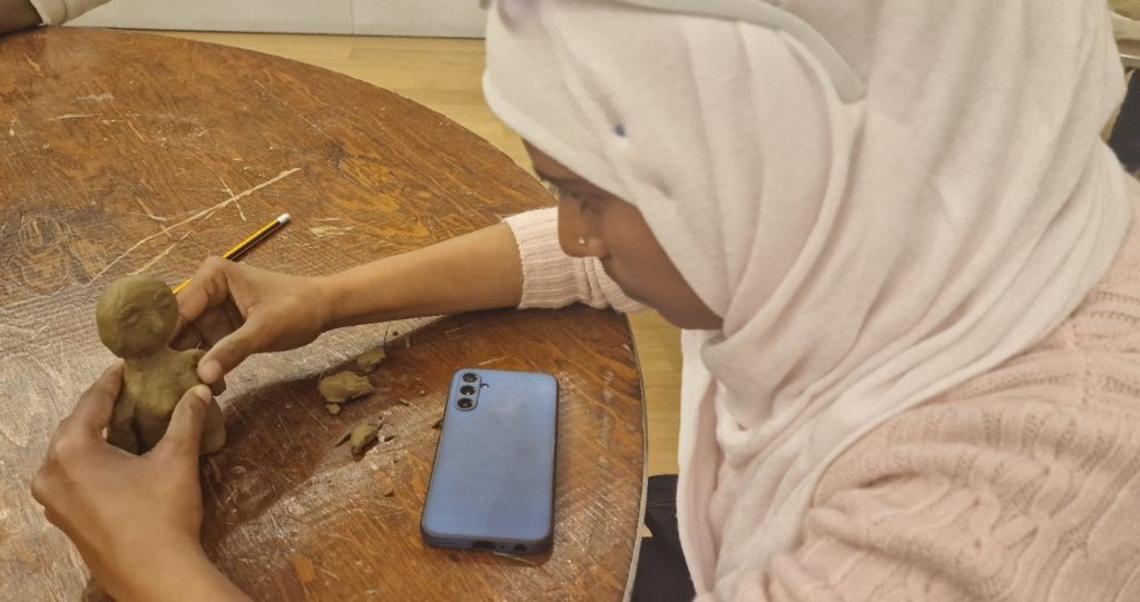 Οι ωφελούμενοι του Εκπαιδευτικού Κέντρου για Πρόσφυγες και Μετανάστες και του «Λέλα Καραγιάννη» στο Μουσείο Κυκλαδικής Τέχνης