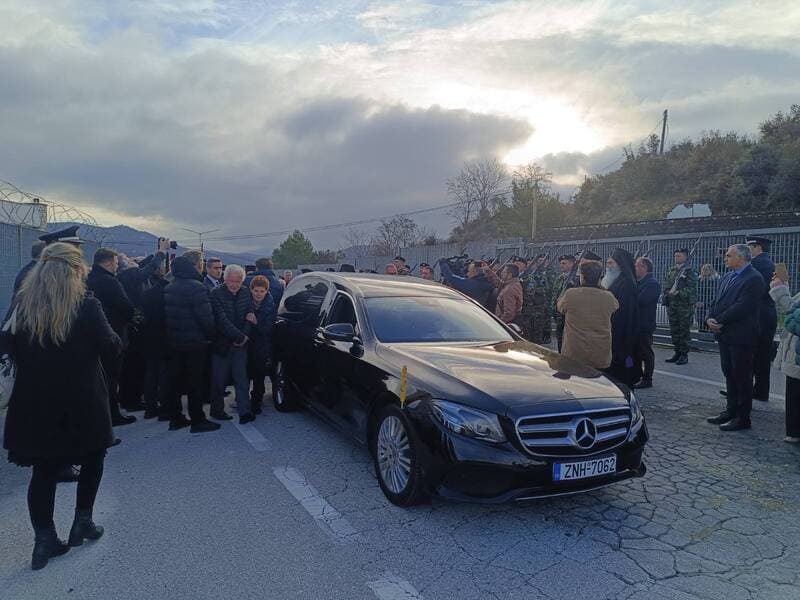 Τιμή, λουλούδια και δάκρυα σε Κακαβιά και Αργυρόκαστρο για τον Αρχιεπίσκοπο κυρό Αναστάσιο – Τον αποχαιρέτησαν με το “Χριστός Ανέστη” (BINTEO)