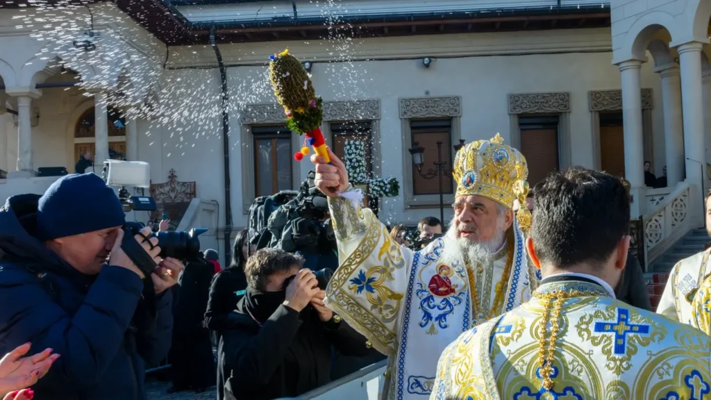 Patriarhul Daniel la slujba Aghesmei Mari: Acum, Duhul Sfânt se poartă deasupra apelor pentru reînnoirea lumii