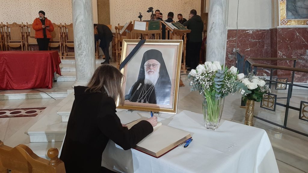 Εκατοντάδες πιστοί στα Τίρανα γράφουν στο βιβλίο συλλυπητηρίων για τον Αρχιεπίσκοπο κυρό Αναστάσιο