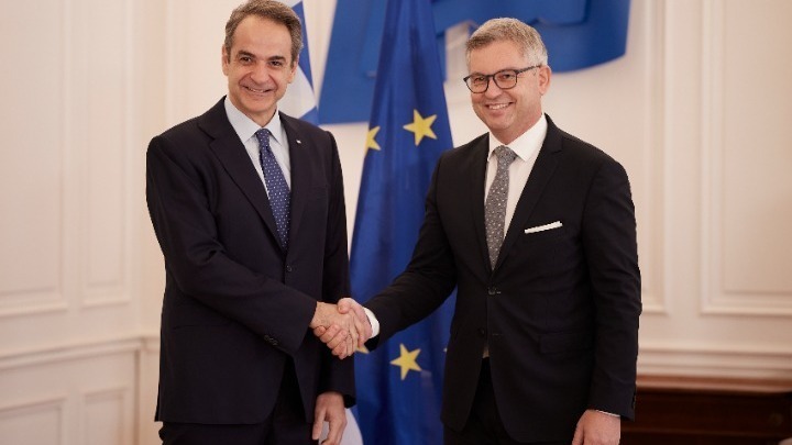 Greece: PM Mitsotakis meets with EU Commissioner Brunner