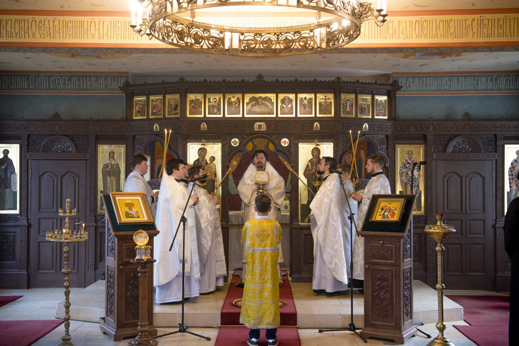 Патриарший экзарх Западной Европы совершил Литургию в Духовно-образовательном центре преподобной Женевьевы Парижской