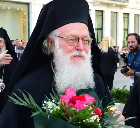 Mesazhe urimi nga  Këshilli Ndërfetar i Shqipërisë dhe nga politikanë dhe personalitete të vendit drejtuar Kryepiskopit Anastas