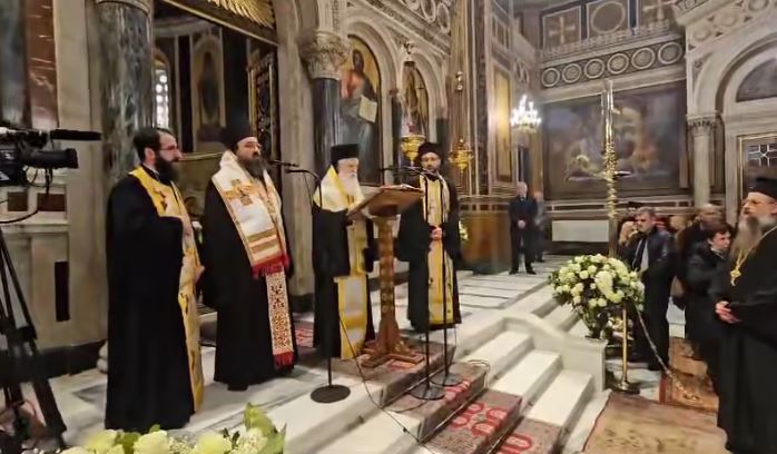 Trisai në gjuhën shqipe në Katedralen Mitropolitane të Athinës përpara trupit të të ndjerit Kryepiskopit të nderuar të Shqipërisë, Anastasit