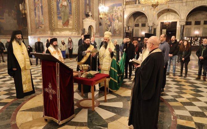 С молитва и патриаршески благослов български учени поемат към нова антарктическа мисия