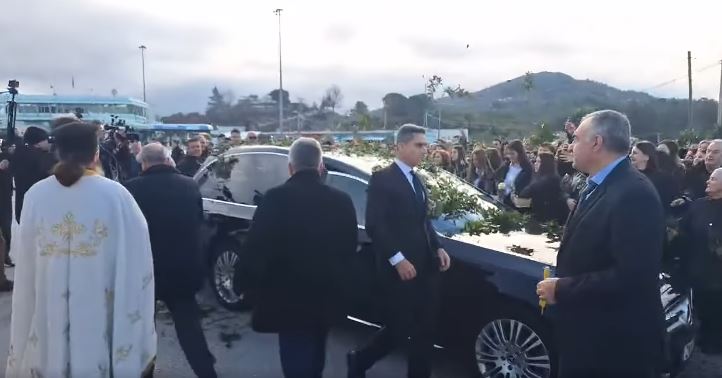 Mitropoliti i Gjirokastrës, Hirësi Dhimitri, bashkë me klerikë dhe besimtarë të shumtë presin trupin e Kryepiskopit të ndjerë Anastas në Kakavijë