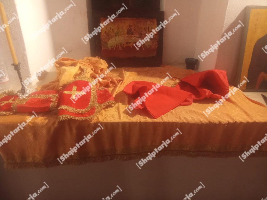 Sarandë/ Akt vandalizmi në kishën e Ksamilit, 2 persona dëmtojnë ikonat dhe objektet e kultit! Vihen në pranga (FOTO+VIDEO)