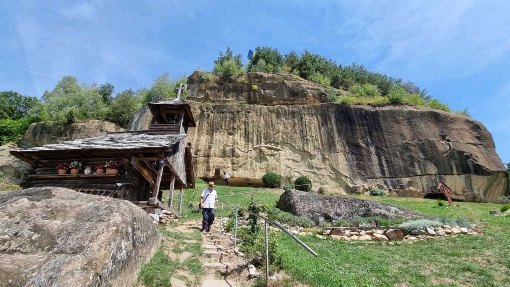 Най-старият скален манастир в Румъния пази стенописи на 700 години