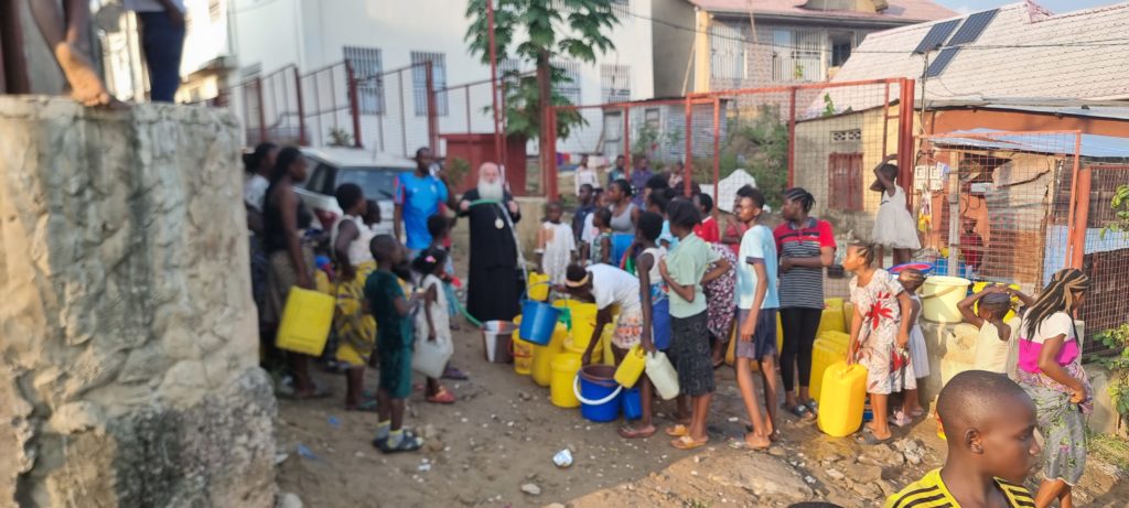 Χαρά σκόρπισε αθόρυβη δωρεά Κύπριας σε μια φτωχογειτονιά της Κινσάσας