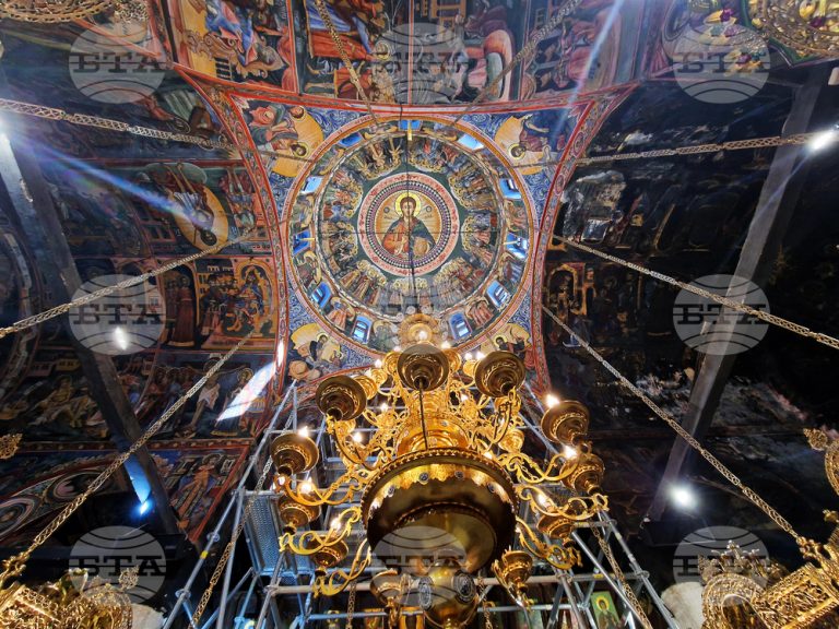 Реставрирани са стенописите на Захари Зограф в съборната църква на Троянския манастир