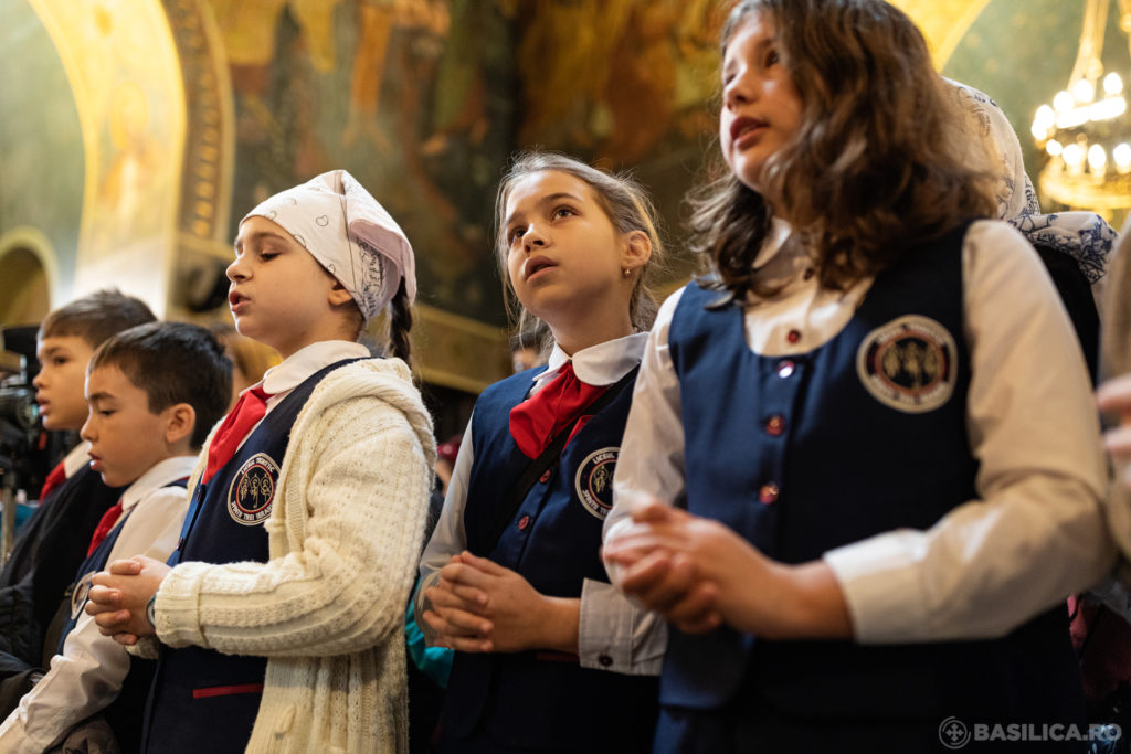600 de copii români din 14 țări participă la un concurs catehetic online