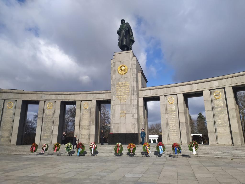 ბერლინში პატივი მიაგეს დიდ სამამულო ომში დაღუპული საბჭოთა ჯარისკაცების-განმათავისუფლებლების ხსოვნას