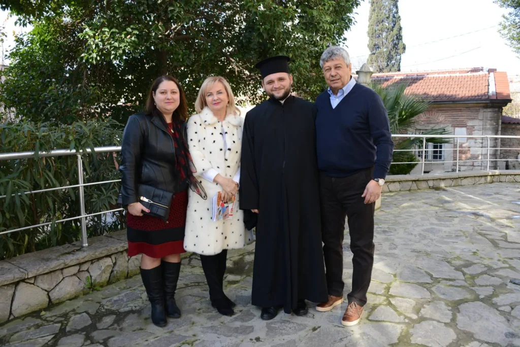 Cum au ajuns românii din Istanbul să aibă propriul lăcaș de cult: Pr. Sergiu Vlad, despre contribuția lui Mircea Lucescu