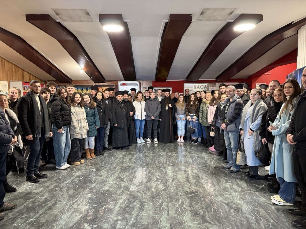 Сливенският митрополит Арсений и ученици присъстваха на премиерата на филма „Не затваряй очи” в Сливен