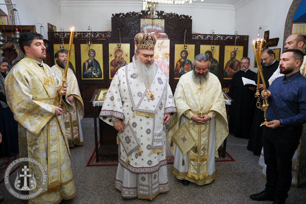 Награждаване с офикия на празника Сретение Господне в храм „Св. ап. Андрей Първозвани“ – Варна