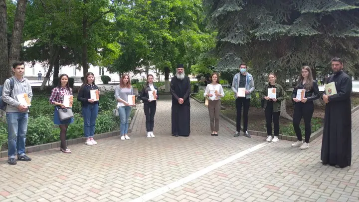 Episcopia de Bălți susține tinerii merituoși prin aproape 120 de burse