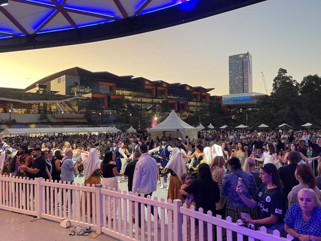 Ελληνικό Φεστιβάλ Σύδνεϋ: Δεκάδες χιλιάδες συγκεντρώθηκαν στο Darling Harbor για να ζήσουν την ομορφιά του ελληνικού πολιτισμού