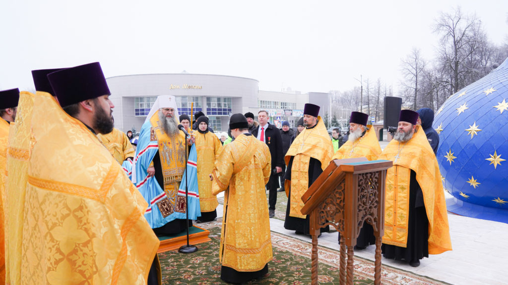 Митрополит Георгий освятил кресты и купола храма в честь Рождества Пресвятой Богородицы в Балахне