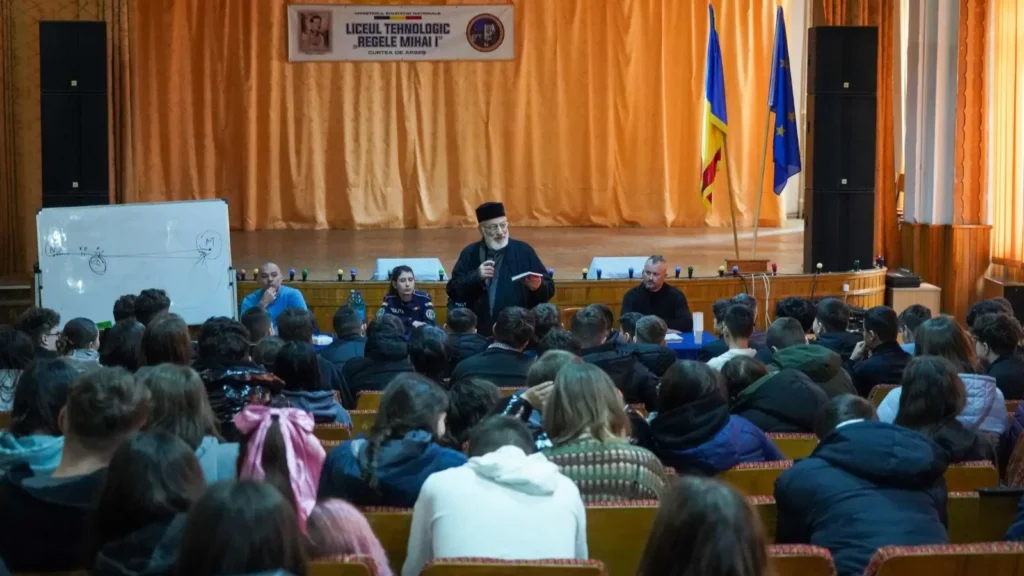 Poliția din Argeș îi educă pe tinerii de la Seminarul Teologic privind riscurile drogurilor și ale rețelelor sociale
