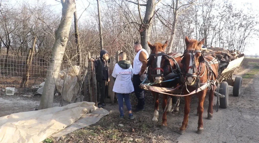 Voluntarii Paraclisului Catedralei Naționale au sprijinit mai multe familii din Lacul Turcului