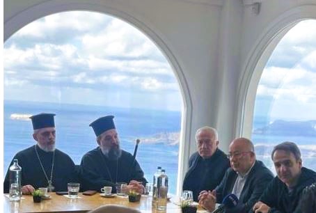 Ο Μητροπολίτης Θήρας στη σύσκεψη με φορείς της Σαντορίνης