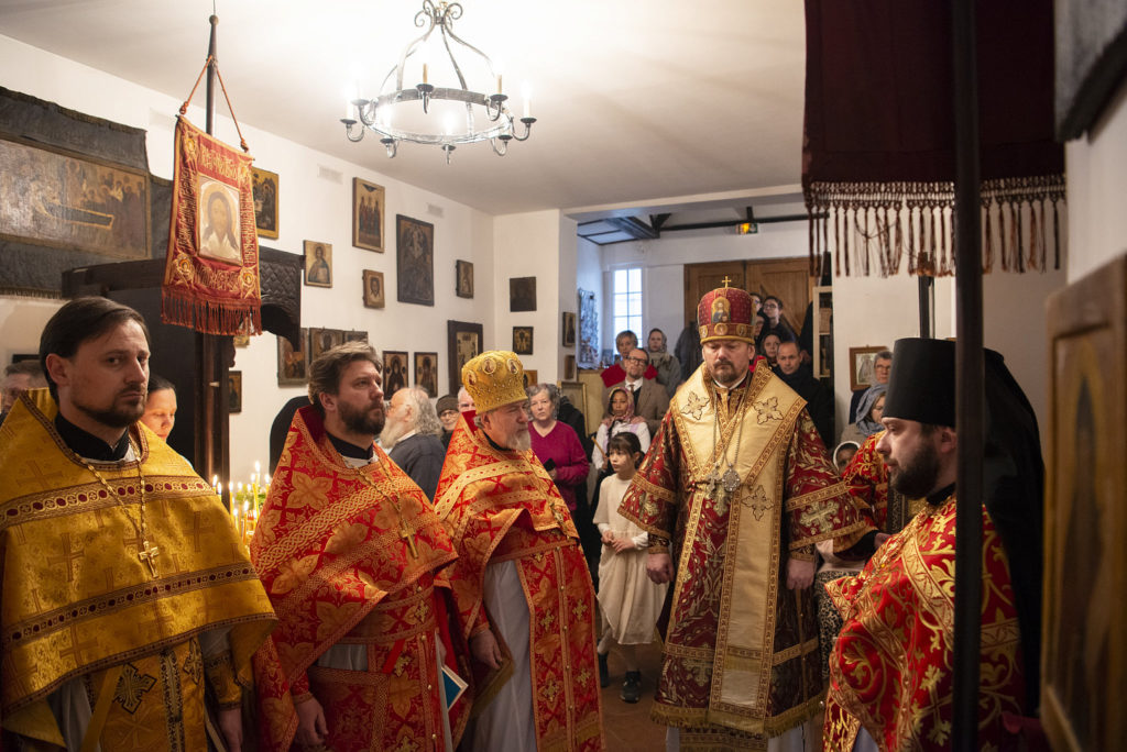 Престольный праздник храма новомучеников и исповедников в парижском пригороде Ванве возглавил Патриарший экзарх Западной Европы