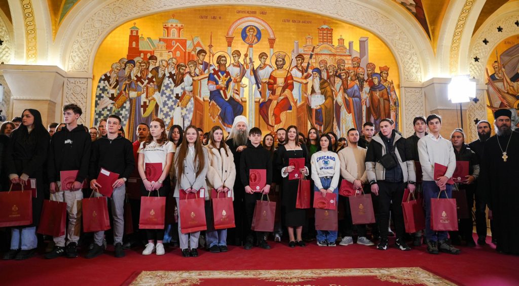 Ο Πατριάρχης Σερβίας μοίρασε υποτροφίες σε φοιτητές πολύτεκνων οικογενειών