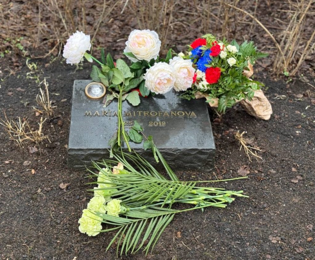 Настоятель Никольского прихода в Рейкьявике принял участие в церемонии возложения цветов в День защитника Отечества