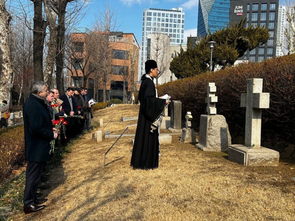 Клирик Корейской епархии совершил в Сеуле поминальную службу на могиле российского дипломата