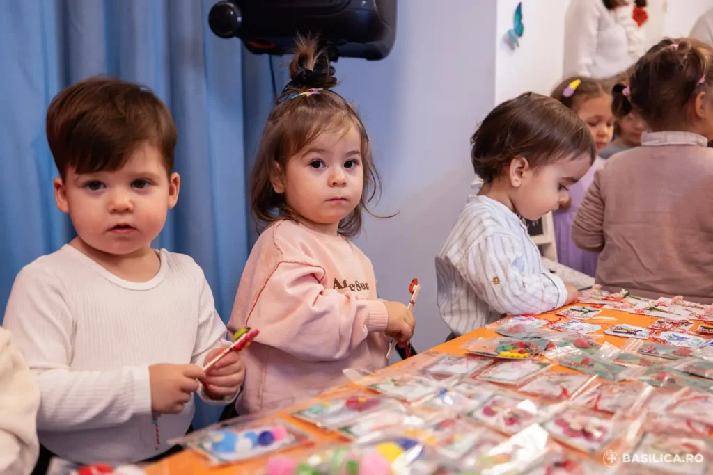 Târg de mărțișoare la Grădinița Patriarhiei Române: Din banii strânși vor fi cumpărate cărți de literatură