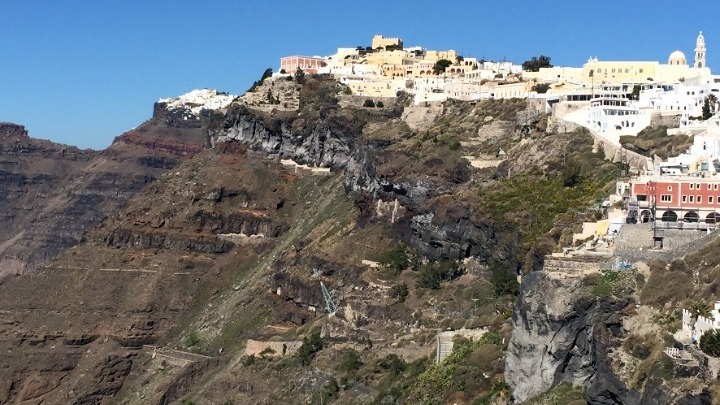 Κωνσταντίνος Παπαζάχος: Ακόμα και μια ισχυρότερη δόνηση θα είχε σχετικά πλέον περιορισμένες επιπτώσεις στη Σαντορίνη