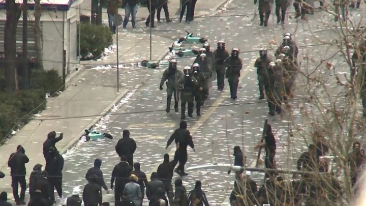 Επεισόδια στην πλατεία Συντάγματος – Κουκουλοφόροι έριξαν μολότοφ